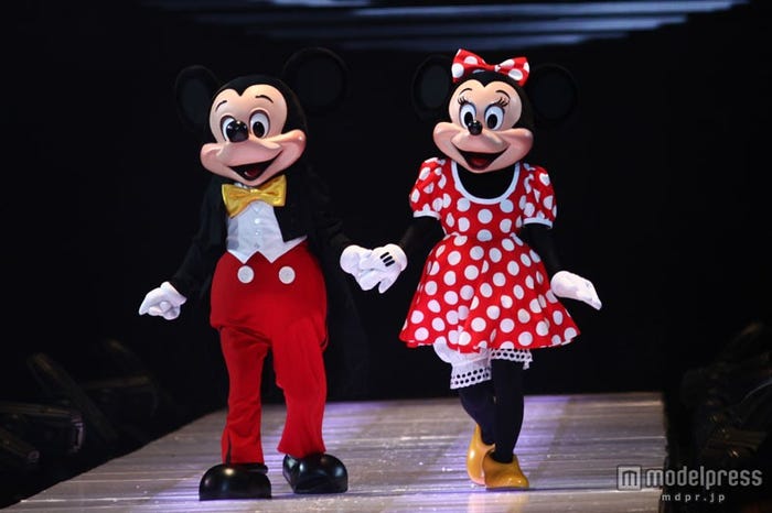 手を取り合い仲良くランウェイを歩くミッキー&ミニー。