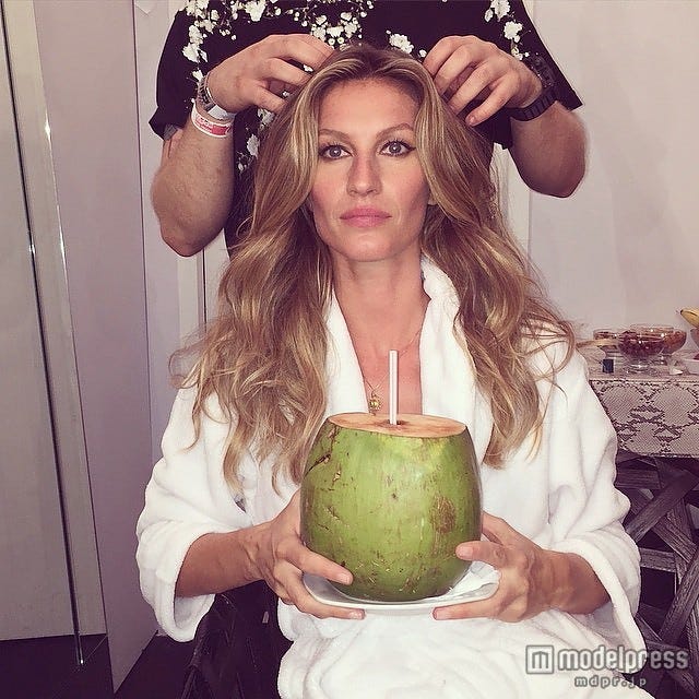 ココナッツウォーターで水分補給。Gisele Official instagram