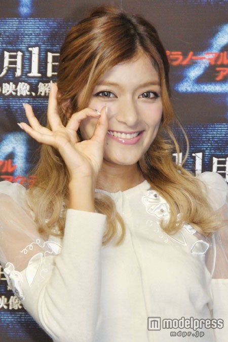 「パラノーマル・アクティビティ4」のCMに出演するローラ