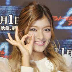 「パラノーマル・アクティビティ4」のCMに出演するローラ