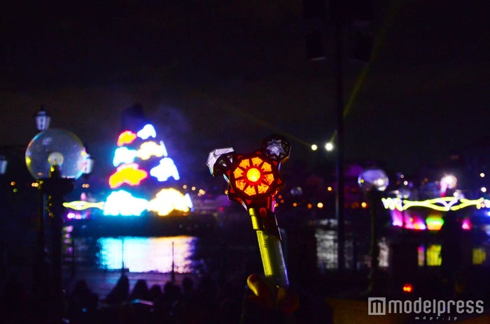 ディズニーシー15周年 7色に光り輝くデコレーション ゲストが楽しめる連動ポイント モデルプレス