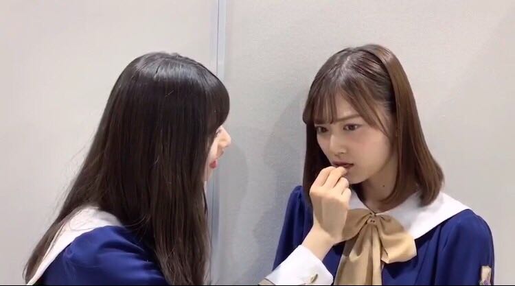 齋藤飛鳥、山下美月に餌付け（提供写真）