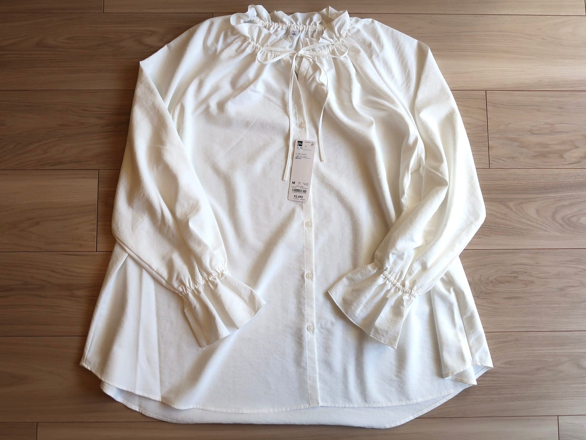 ジーユー「フリルネックチュニック」2490円（税込）