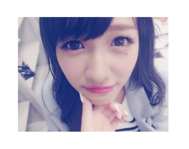 “顎クイ”を披露した前田希美／前田希美Twitterより