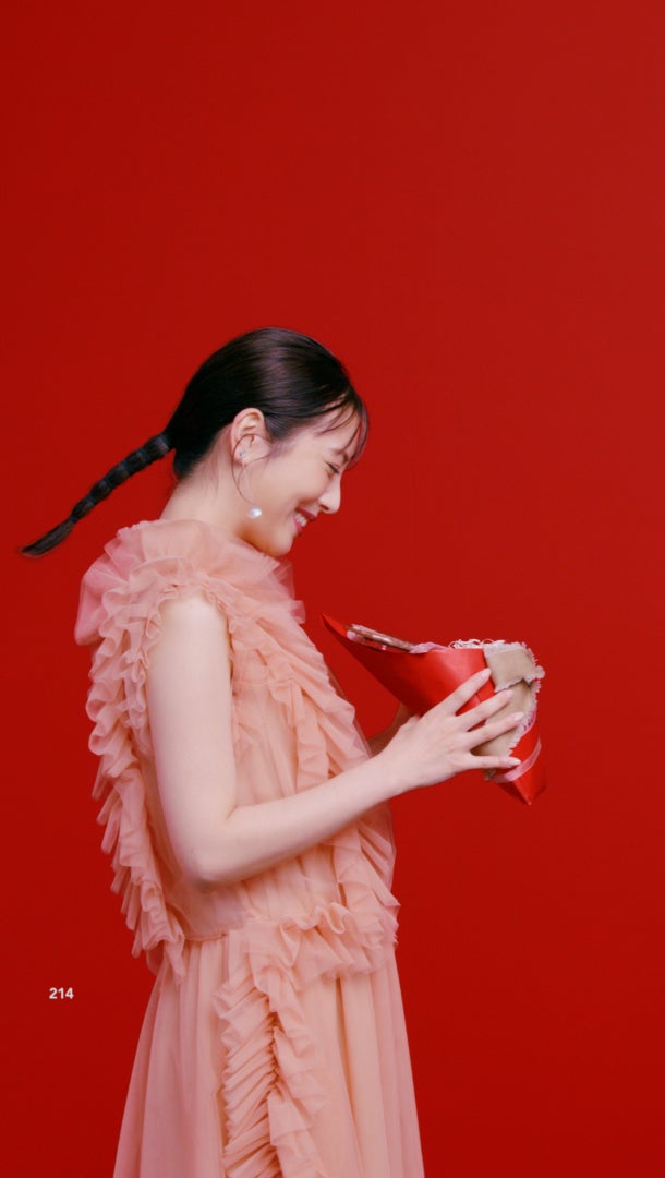 浜辺美波／「バレンタインのせいにして。浜辺美波」篇より（提供写真）