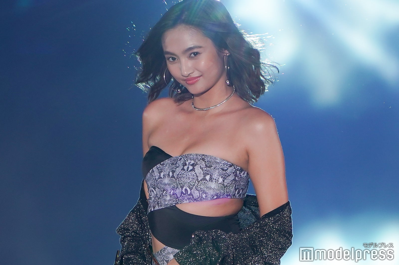 “驚異の10頭身”香川沙耶、大胆水着で圧巻美スタイル際立つ＜GirlsAward 2018 S／S ＞