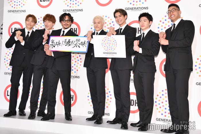 “ペッパーミル”ポーズを披露したGENERATIONS from EXILE TRIBE/(左から)小森隼、白濱亜嵐、数原龍友、中務裕太、片寄涼太、佐野玲於、関口メンディー(C)モデルプレス