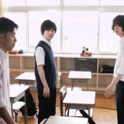 菅田将暉ら“マクベス”制服姿お披露目 『コントが始まる』高校時代の場面写真到着