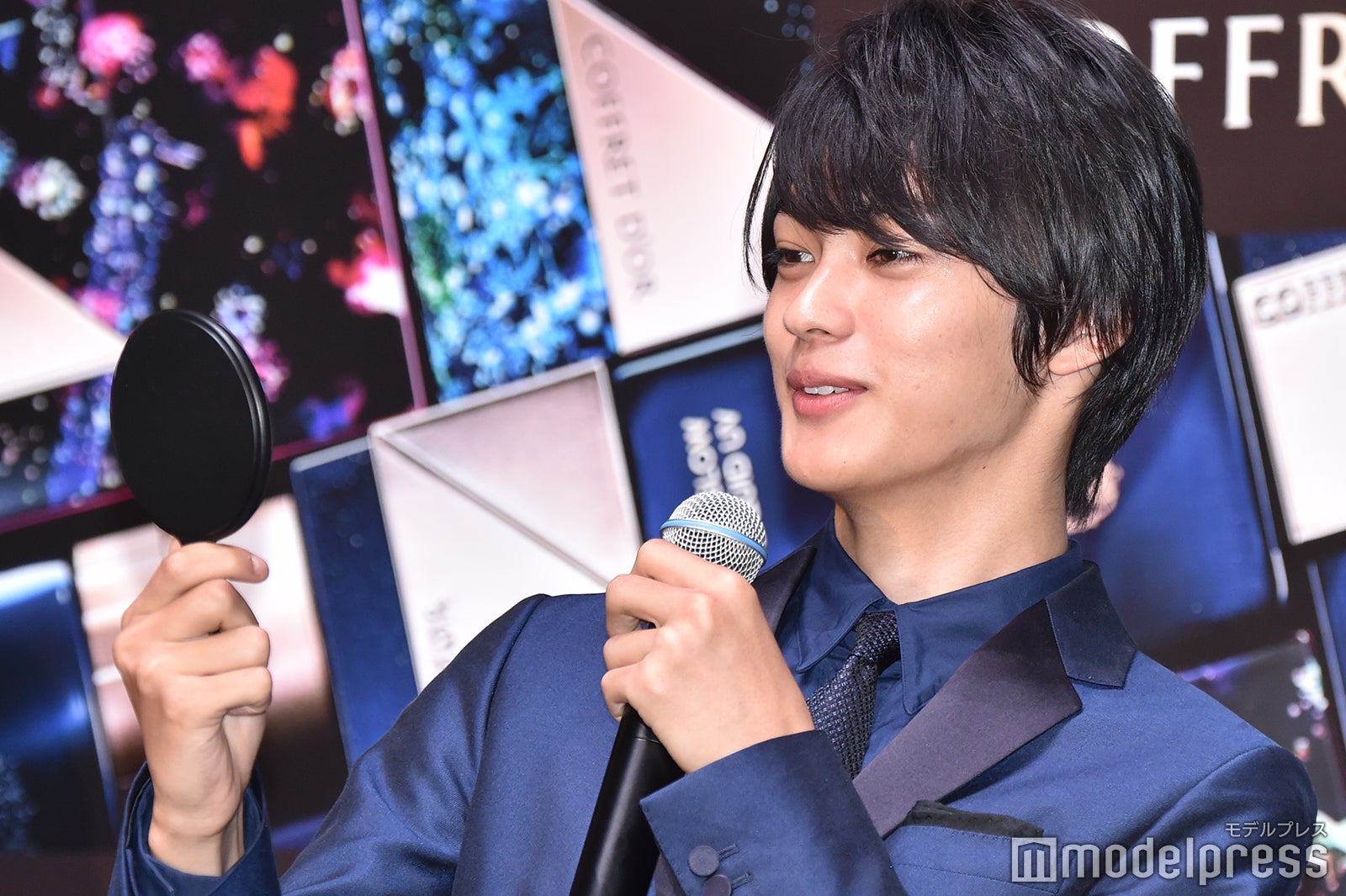 鏡を見てメイクアップした自分に驚く神尾楓珠 （C）モデルプレス