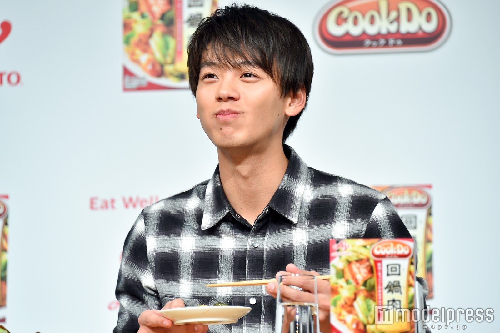 美味しそうに実食する竹内涼真 （C）モデルプレス