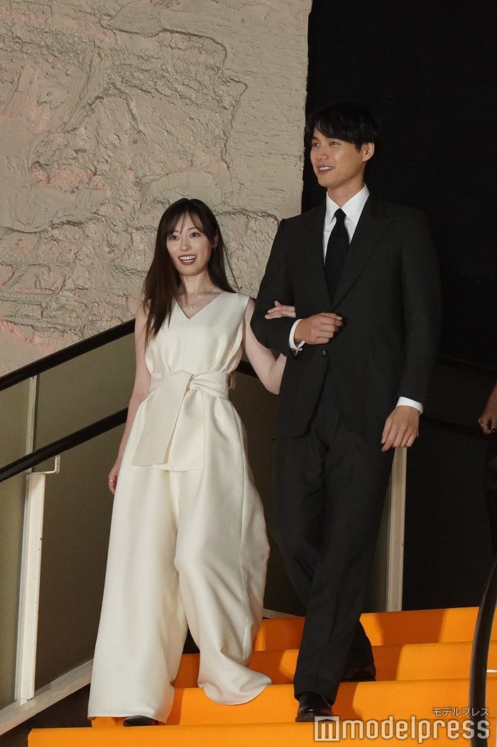 腕を組んで登壇した福原遥、福士蒼汰(C)モデルプレス