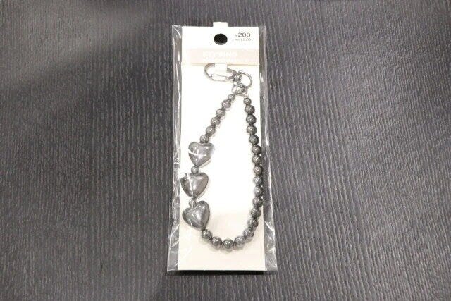 ダイソー　メタリックハートビーズキーホルダー（黒、ピンクゴールド）　パッケージ
