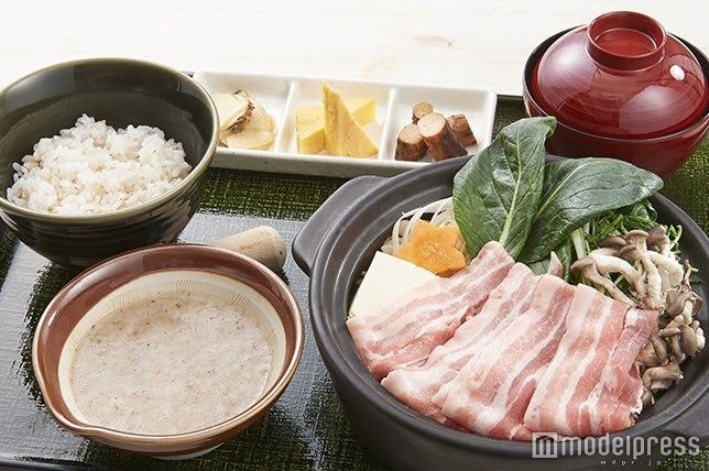 【名物】自然薯とろろ鍋　1人前2,280円（税別）／画像提供：自然薯料理 山薬清流庵