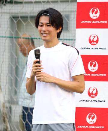 中村敬斗、サッカー教室で神対応 さわやか笑顔で参加者60人全員と2ショット撮影「本当に楽しかった」