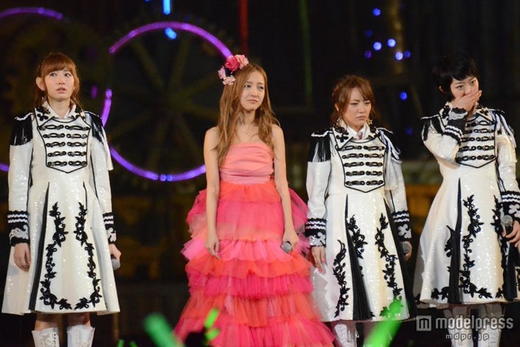 板野友美 ファンのサプライズに感激 卒業セレモニーでメッセージ モデルプレス 板野友美 ファンのサプライズに感激 卒業セレモニーでメッセージ モデルプレス