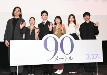 菅野美穂、舞台あいさつで突然即興劇 20歳の山時聡真を母に見立て「お母さん、お誕生日おめでとうございます」