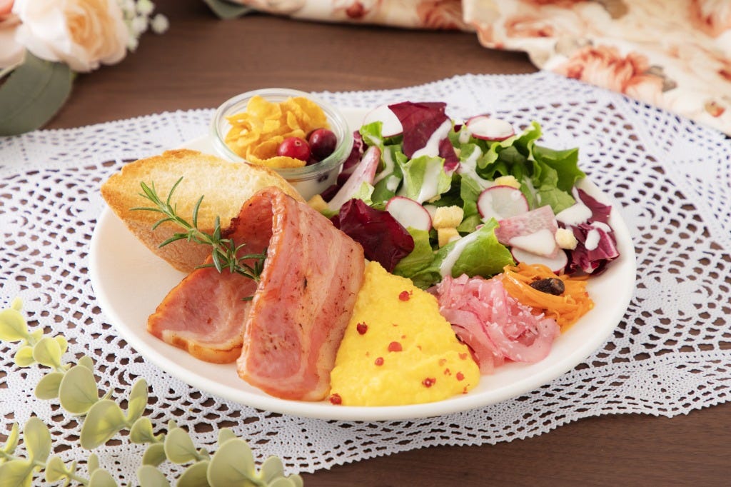 LE SSERAFIMカフェ「LE SSERAFIM SPECIAL CAFE 2024」全国5都市で メンバーを選べるデザート&撮り下ろしグッズも