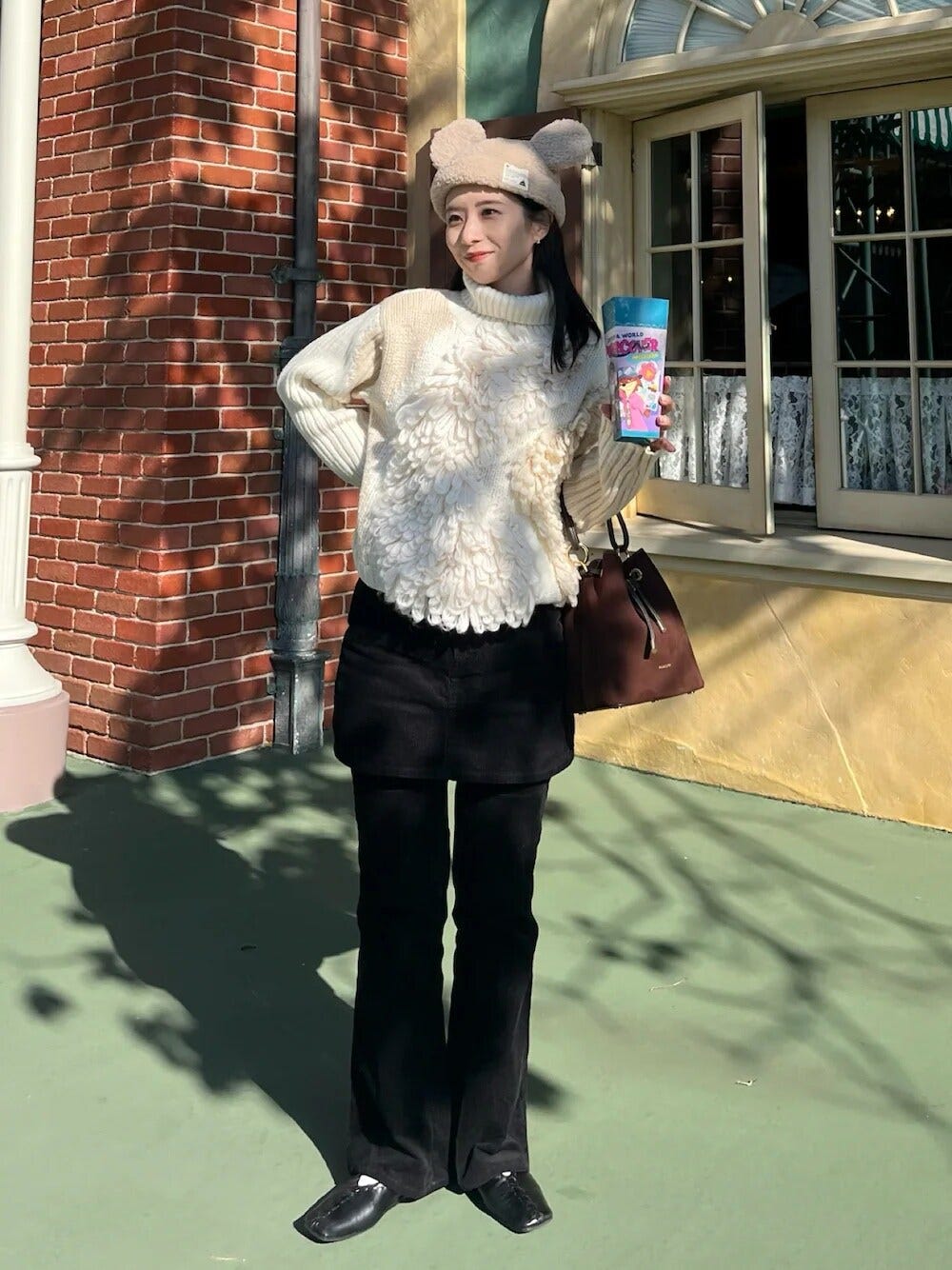 モノトーン配色ならキャラクターのハットもなじみやすい　出典：WEAR