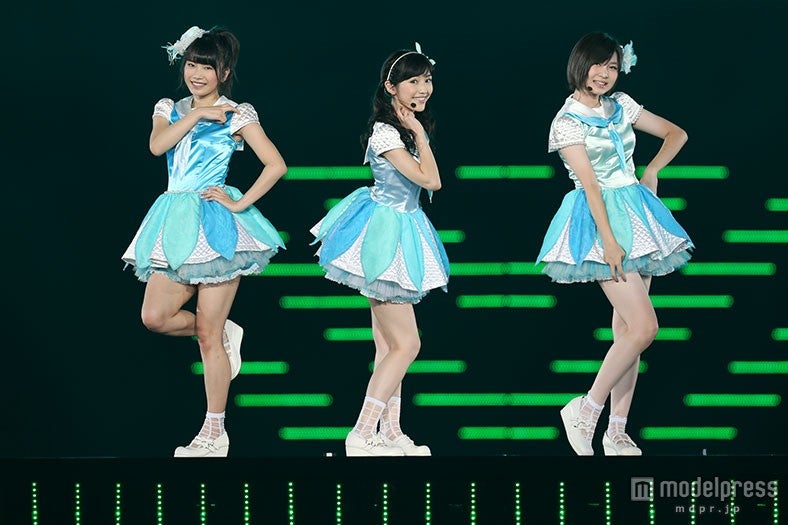 （左から）横山由依、渡辺麻友、岩田華怜（C）AKS