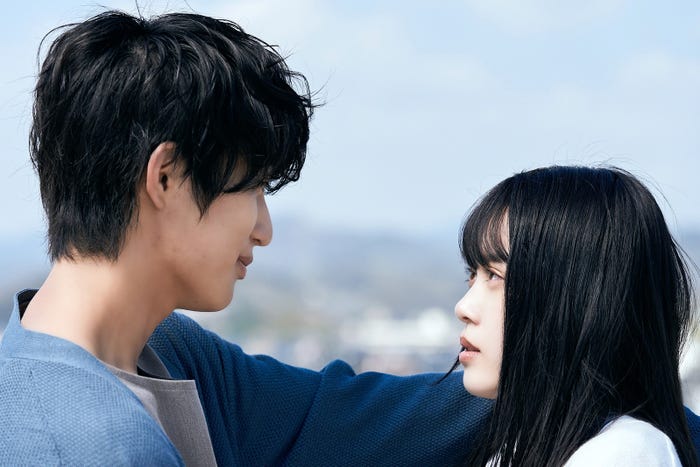 (左から)橋本涼、高石あかり(C)sora・白泉社(C)「墜落JKと廃人教師」製作委員会・MBS