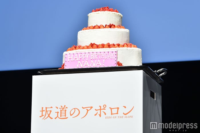 小松菜奈へ贈られた誕生日特製ケーキ(C)モデルプレス