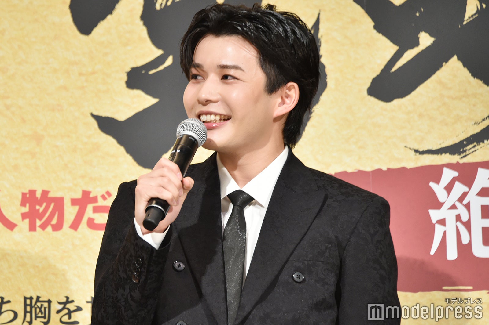 トイレで「きばってこーぜ！」だった長尾謙杜（C）モデルプレス