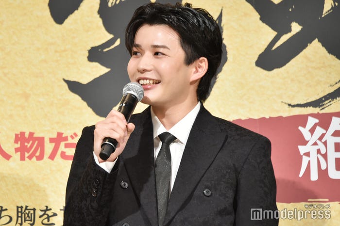 トイレで「きばってこーぜ!」だった長尾謙杜(C)モデルプレス