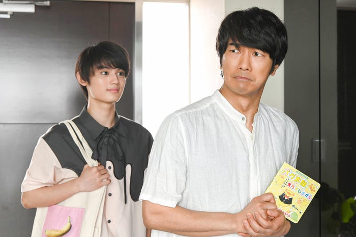 藤原大祐、眞島秀和/ドラマ「おじさんはカワイイものがお好き。」第1話より(画像提供:読売テレビ)