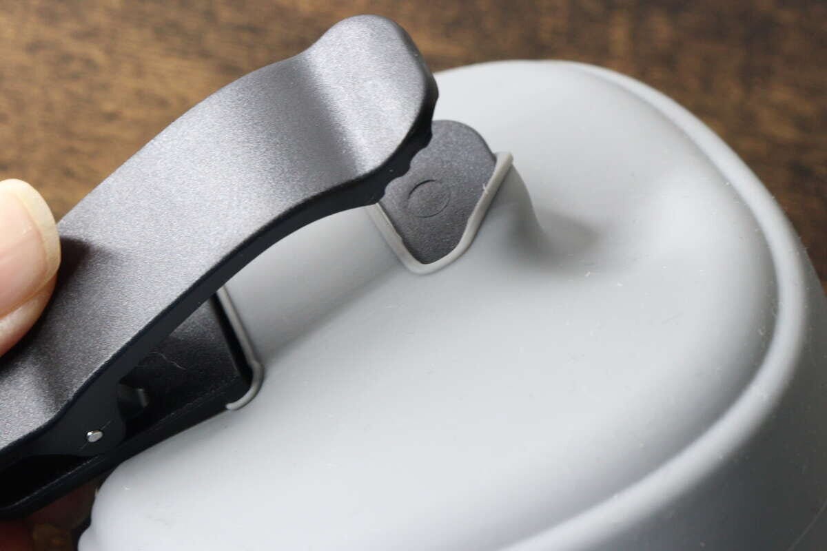 ポーチ本体に黒いクリップが取り付けられている部分のアップ