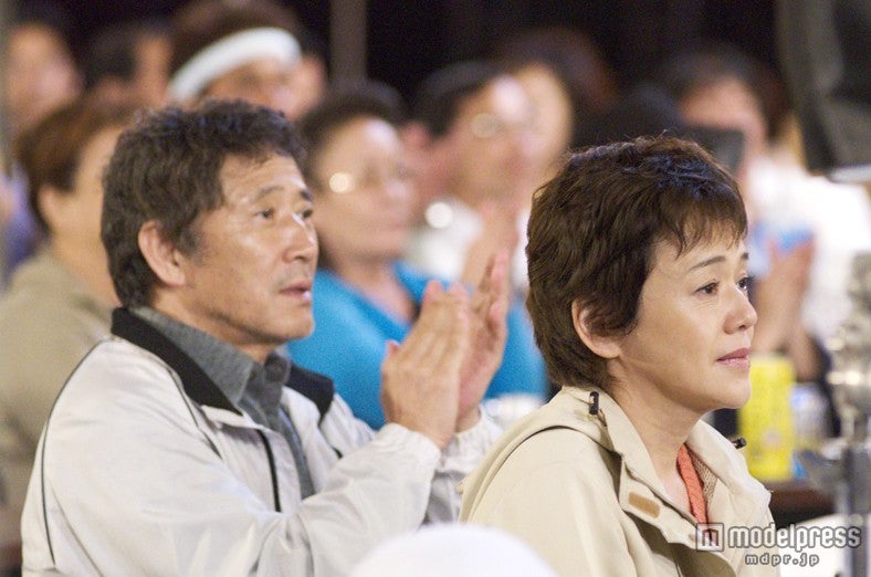 小林薫、大竹しのぶ／場面カット（C）2012「旅立ちの島唄～十五の春～」製作委員会