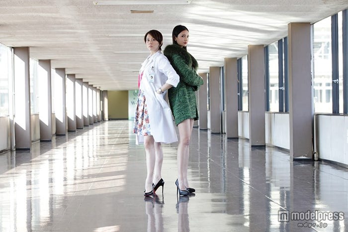 (左から)米倉涼子、菜々緒(C)テレビ朝日