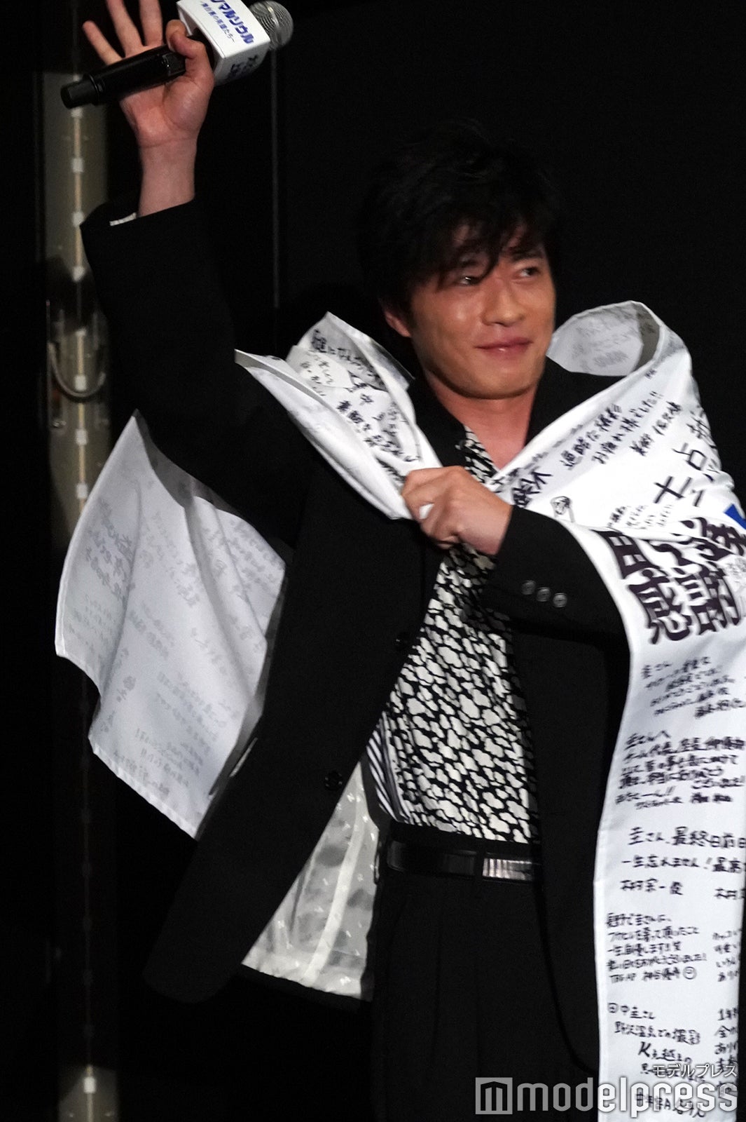 田中圭、晴れきった表情で退場（C）モデルプレス