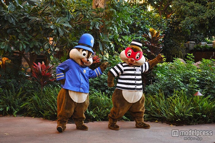 警官と泥棒になりきるチップとデール(C)Disney
