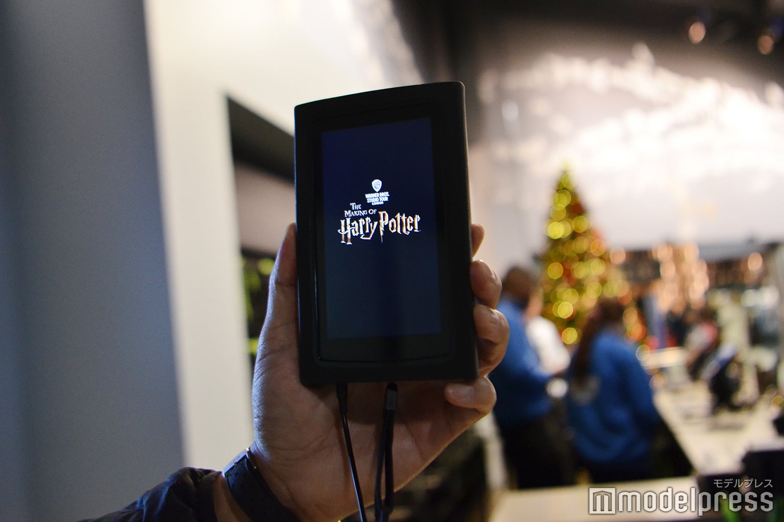 来場者はデジタルガイドを手に展示を回る（日本語対応）（C）モデルプレス Warner Bros. Studio Tour London – The Making of Harry Potter