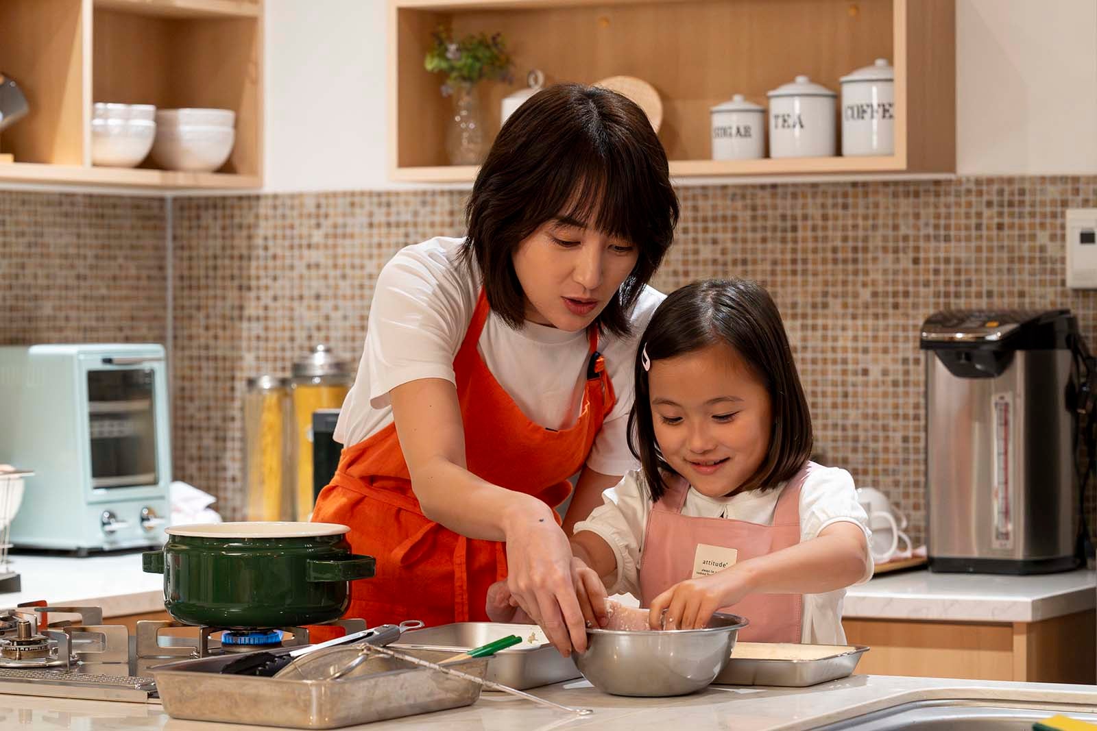 高梨臨、宮崎莉里沙「単身花日」第1話より（C）テレビ朝日