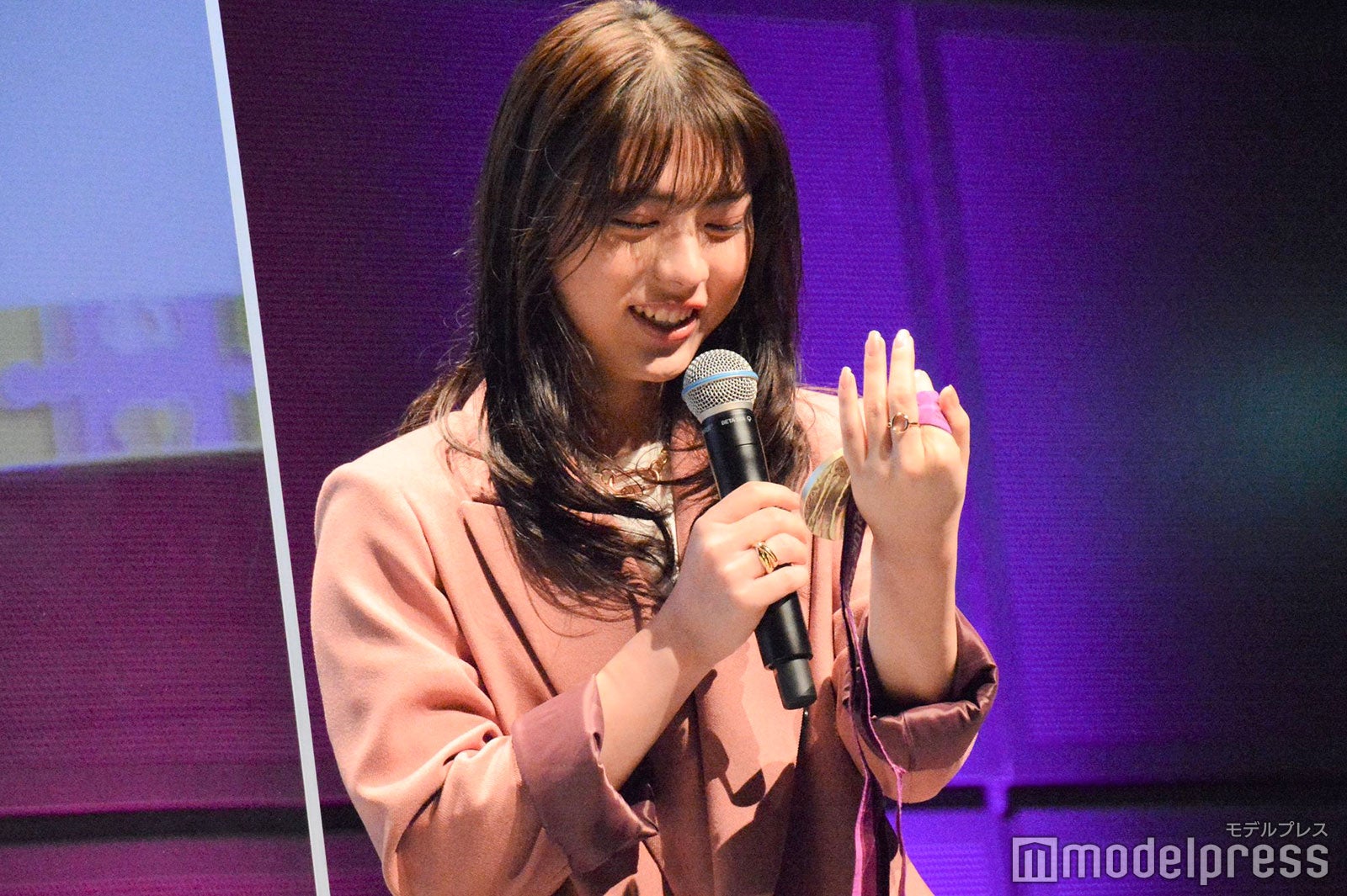 メダルを手に持つ井手上漠（C）モデルプレス