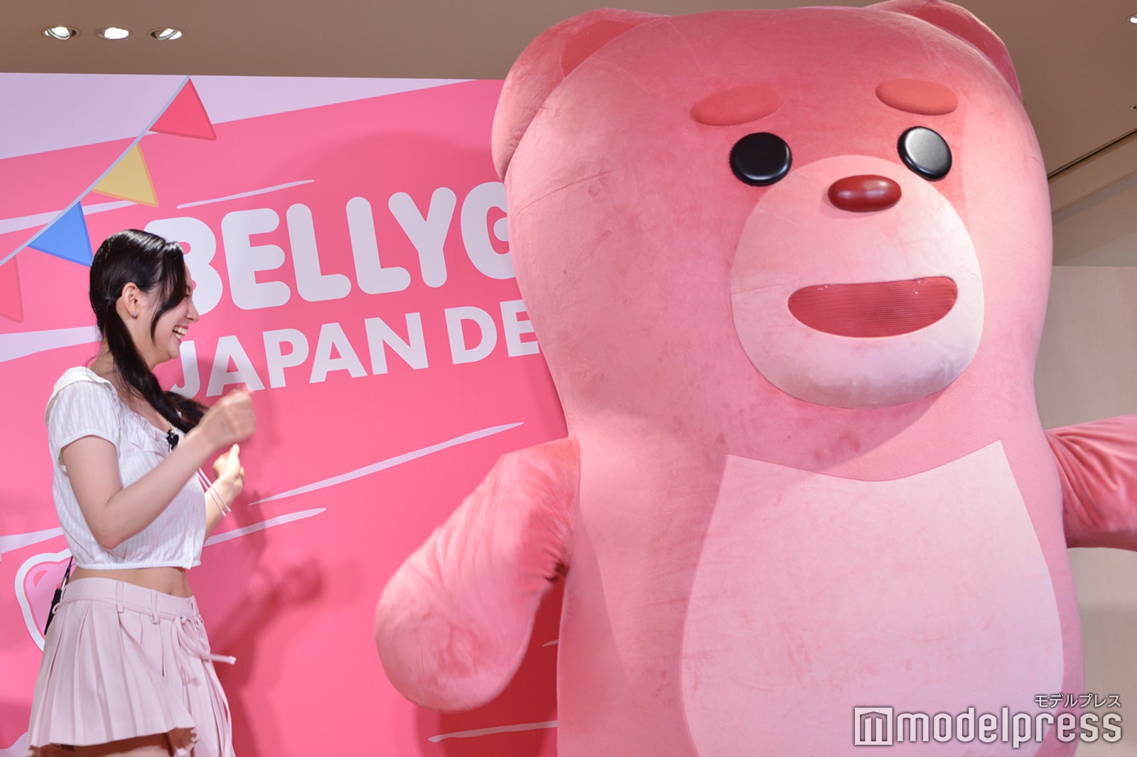 ベリゴムとはしゃぐマシロ（C）モデルプレス