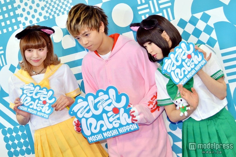 「もしもしにっぽん」ブースでの撮影会の模様／小澤楓（左）、POCHI（右）