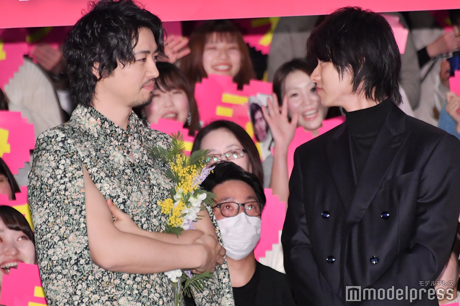 山崎賢人を見つめる斎藤工 （C）モデルプレス