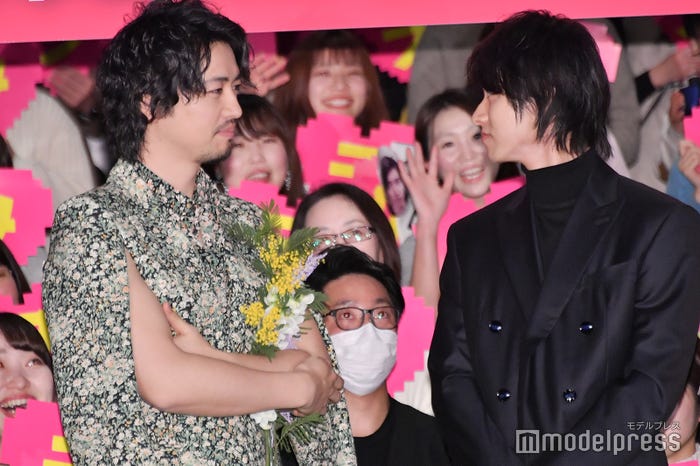 山崎賢人を見つめる斎藤工 (C)モデルプレス