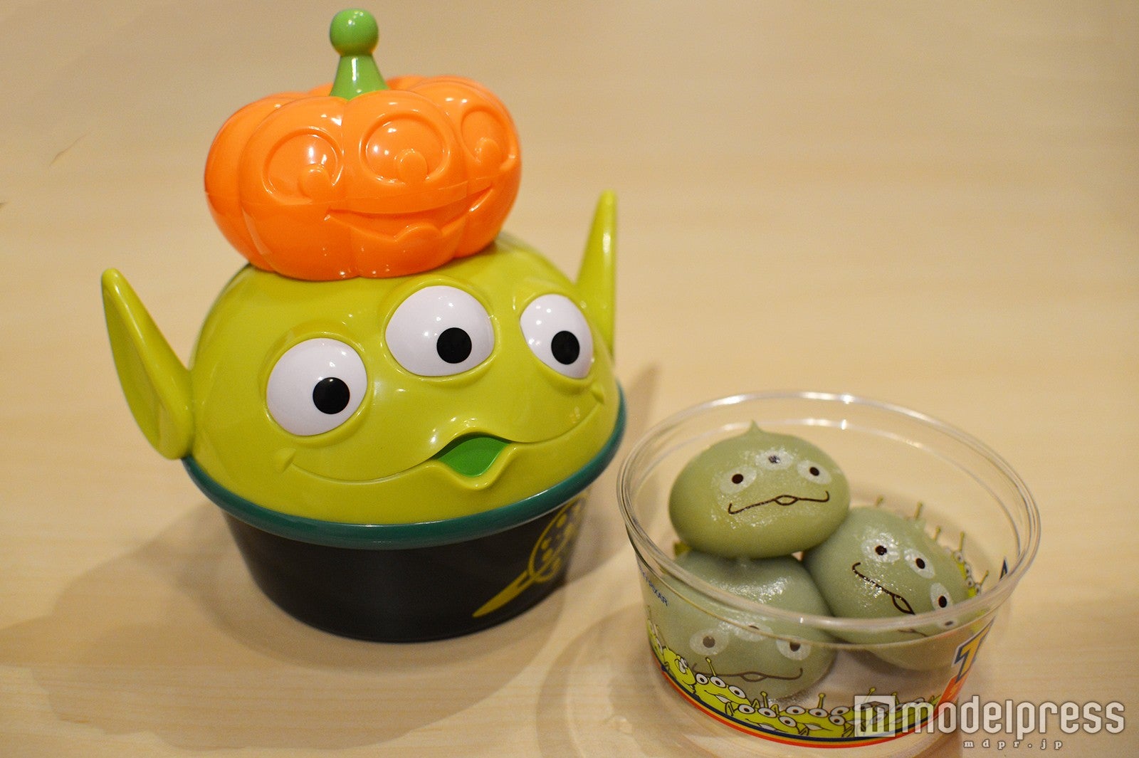 リトルグリーンまん、スーベニアケース付き（880円）、リトルグリーンまん（360円）／（C）モデルプレス