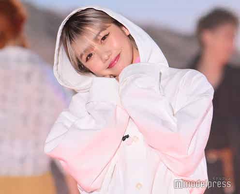 ひかりんちょ、ゆったりフーディーで弾ける笑顔 ハイトーンショートが可愛い<関西コレクション 2023 S/S>
