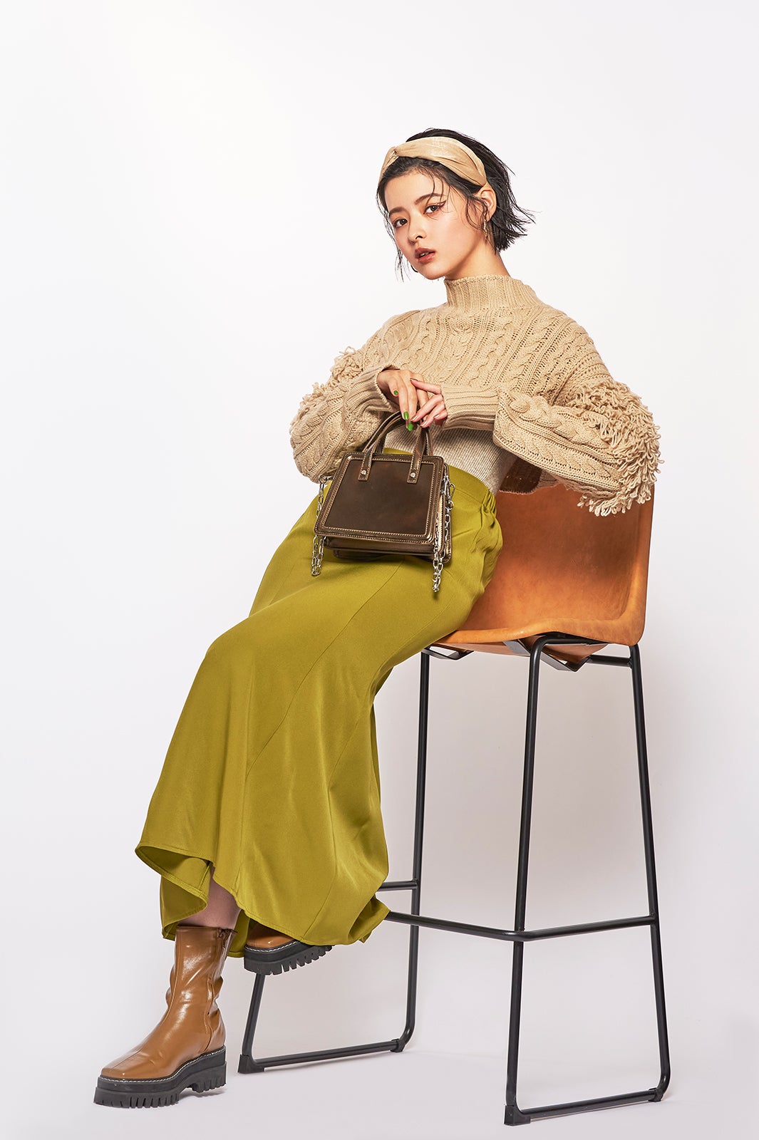 トップス：MURUA
スカート：moment＋
バッグ：MURUA
ブーツ：MURUA
（提供写真）