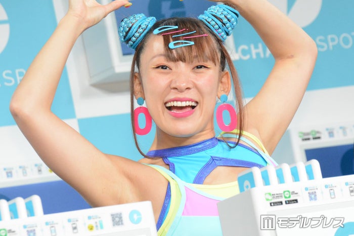 フワちゃん「ずっと右の乳首出てて」収録中にハプニング 衣装写真も投稿