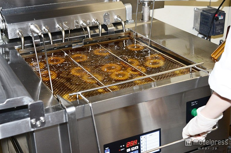 フライヤーで揚げる時は網で押さえることがポイント（C）モデルプレス