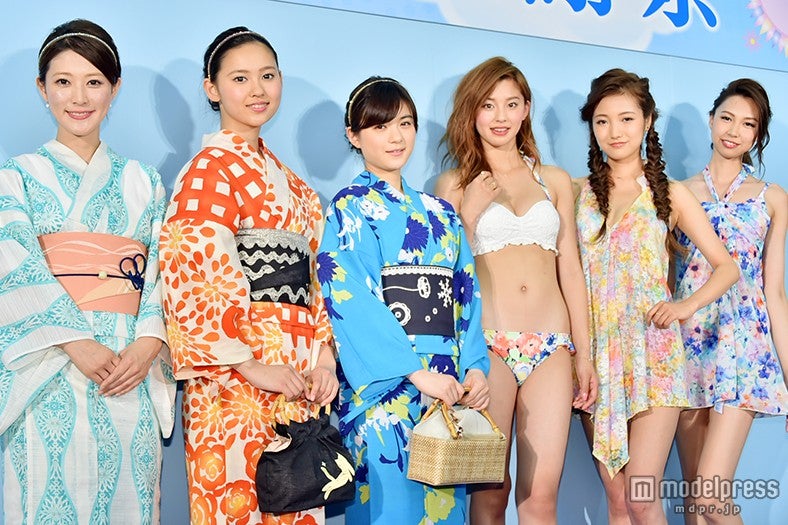 朝比奈彩（右から3番目）