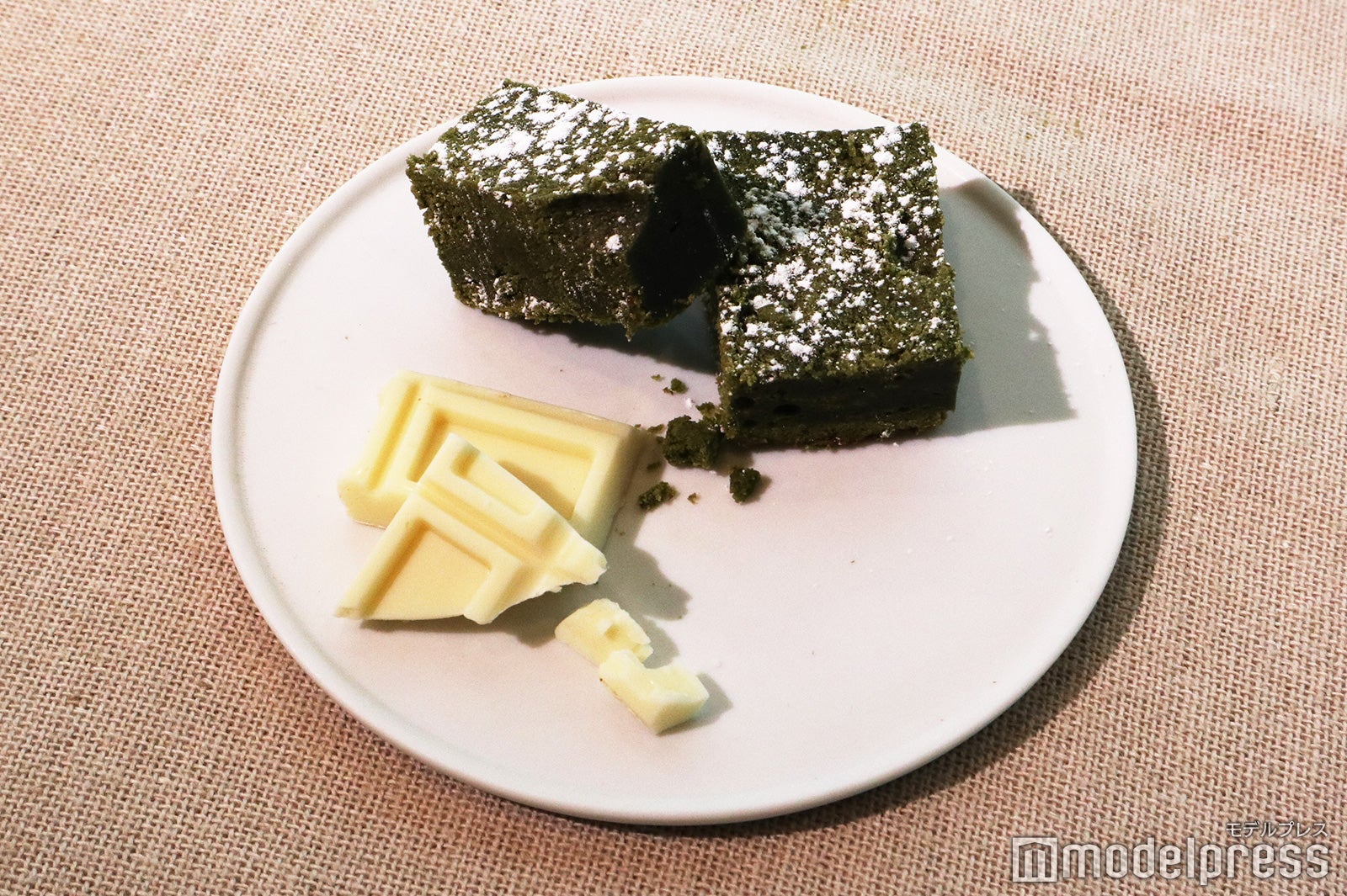 抹茶ブラウニーとパウダースノーシュガーをクリームの上にトッピング（※商品ではありません）（C）モデルプレス