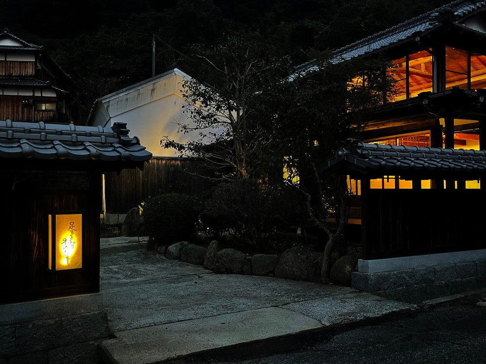 足るを知る木洩れ日る／画像提供：studioKANRO