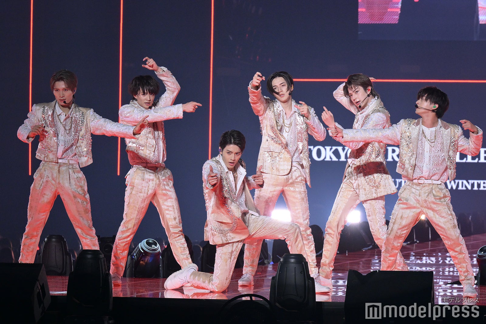 レッドの照明に照らされる美 少年（C）モデルプレス