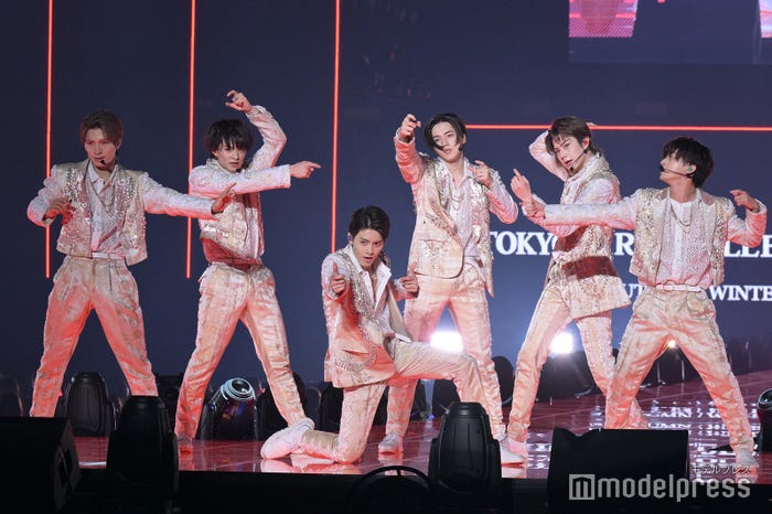 レッドの照明に照らされる美 少年(C)モデルプレス